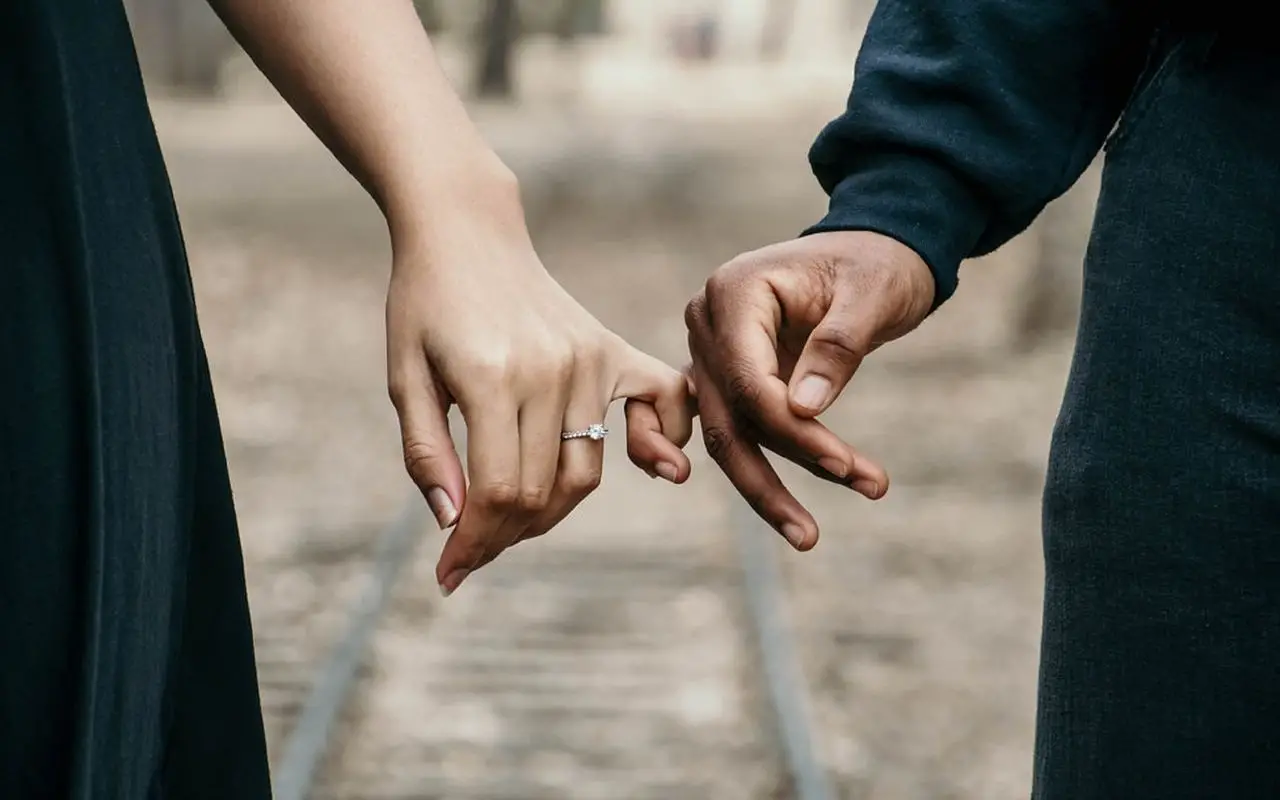 влюбленные свидание руки пальцы