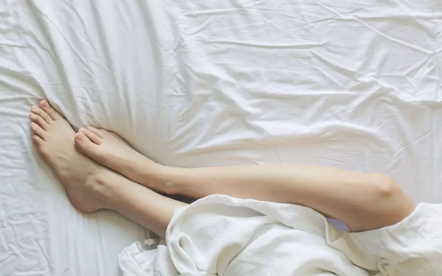постельное белье кровать ноги