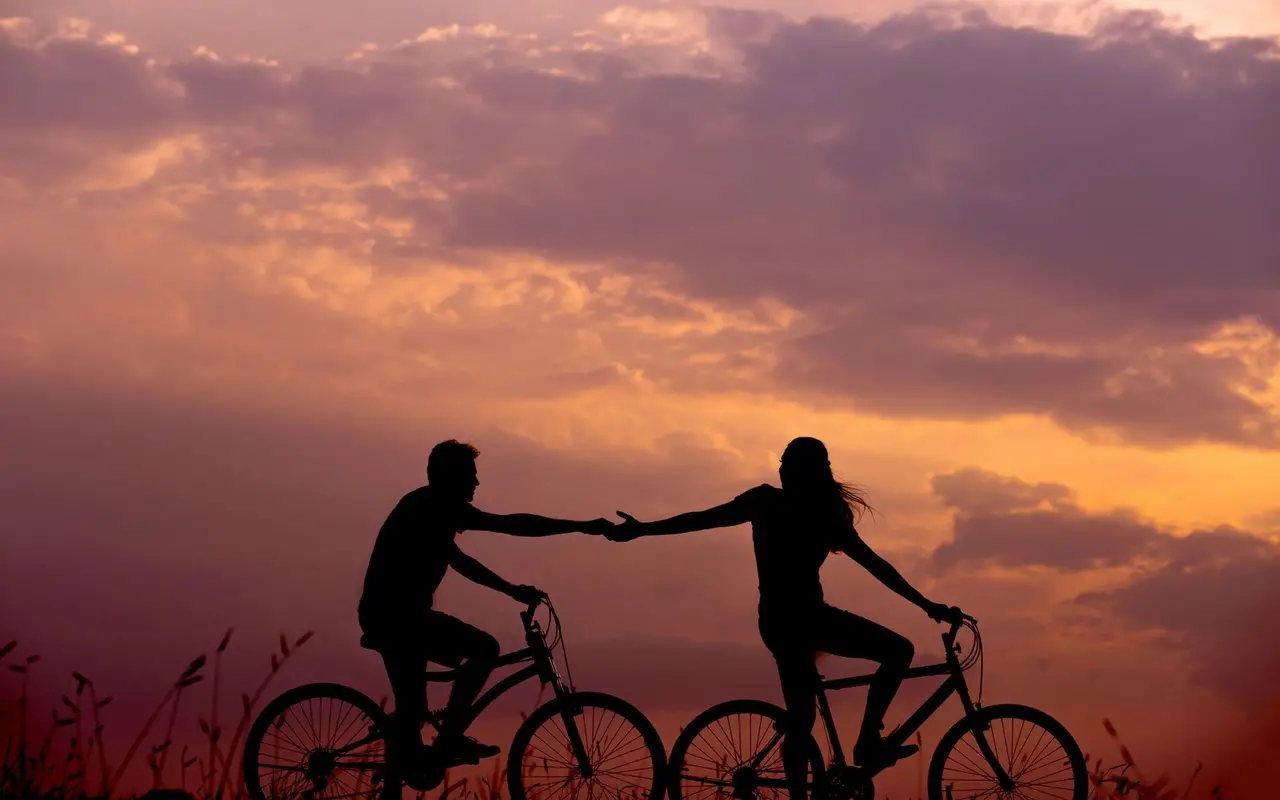 пара влюбленные велосипед